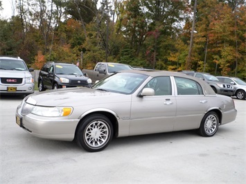 2001 LINCOLN TOWNCAR Signature   - Photo 3 - Cincinnati, OH 45255