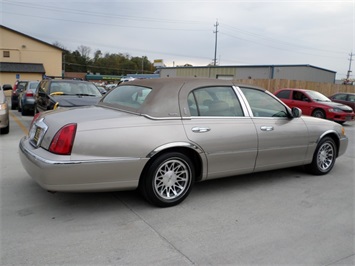 2001 LINCOLN TOWNCAR Signature   - Photo 6 - Cincinnati, OH 45255