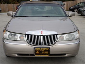 2001 LINCOLN TOWNCAR Signature   - Photo 2 - Cincinnati, OH 45255