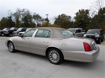 2001 LINCOLN TOWNCAR Signature   - Photo 4 - Cincinnati, OH 45255