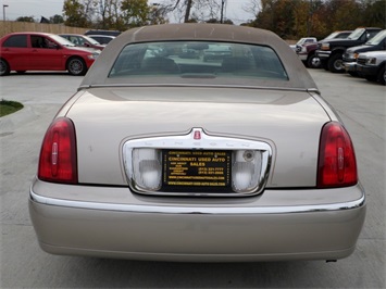 2001 LINCOLN TOWNCAR Signature   - Photo 5 - Cincinnati, OH 45255