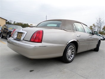 2001 LINCOLN TOWNCAR Signature   - Photo 13 - Cincinnati, OH 45255