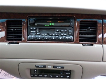 2001 LINCOLN TOWNCAR Signature   - Photo 17 - Cincinnati, OH 45255