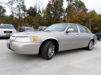 2001 LINCOLN TOWNCAR Signature   - Photo 11 - Cincinnati, OH 45255