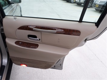 2001 LINCOLN TOWNCAR Signature   - Photo 24 - Cincinnati, OH 45255