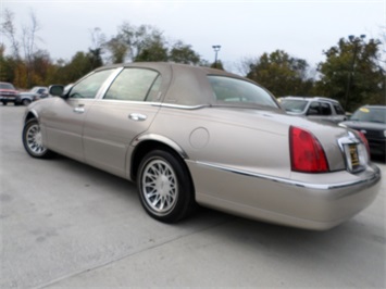 2001 LINCOLN TOWNCAR Signature   - Photo 12 - Cincinnati, OH 45255