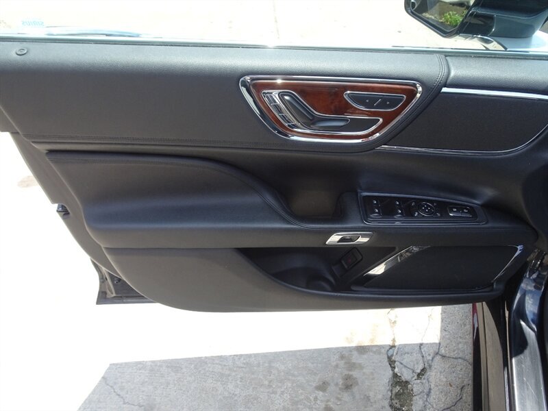 2017 Lincoln Continental Livery - Photo 28 - Cincinnati, OH 45255