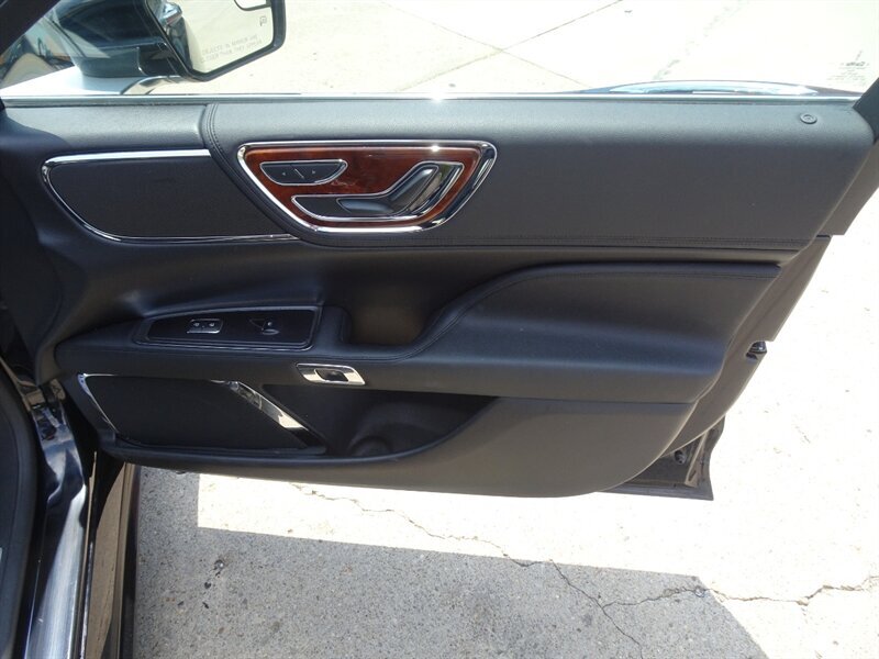 2017 Lincoln Continental Livery - Photo 29 - Cincinnati, OH 45255