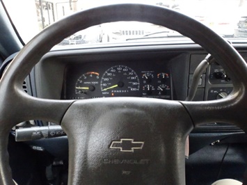 1995 Chevrolet C/K 2500 Series C2500 Cheyenne   - Photo 14 - Cincinnati, OH 45255