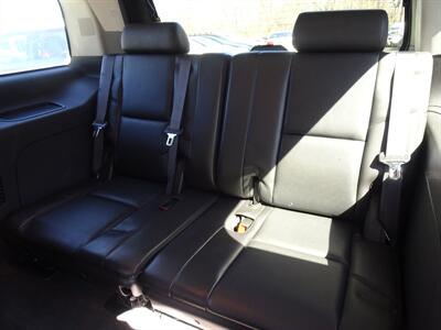 2011 Cadillac Escalade Luxury  6.2L V8 AWD - Photo 11 - Cincinnati, OH 45255