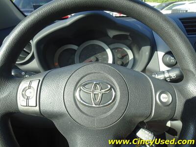 2012 Toyota RAV4 2.5L I4 4WD   - Photo 18 - Cincinnati, OH 45255