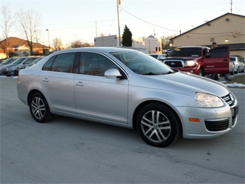 2005 Volkswagen Jetta 2.5   - Photo 1 - Cincinnati, OH 45255