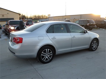 2005 Volkswagen Jetta 2.5   - Photo 6 - Cincinnati, OH 45255