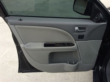 2005 Mercury Montego Luxury - Photo 22 - Cincinnati, OH 45255