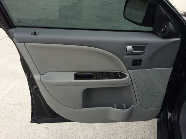 2005 Mercury Montego Luxury - Photo 22 - Cincinnati, OH 45255