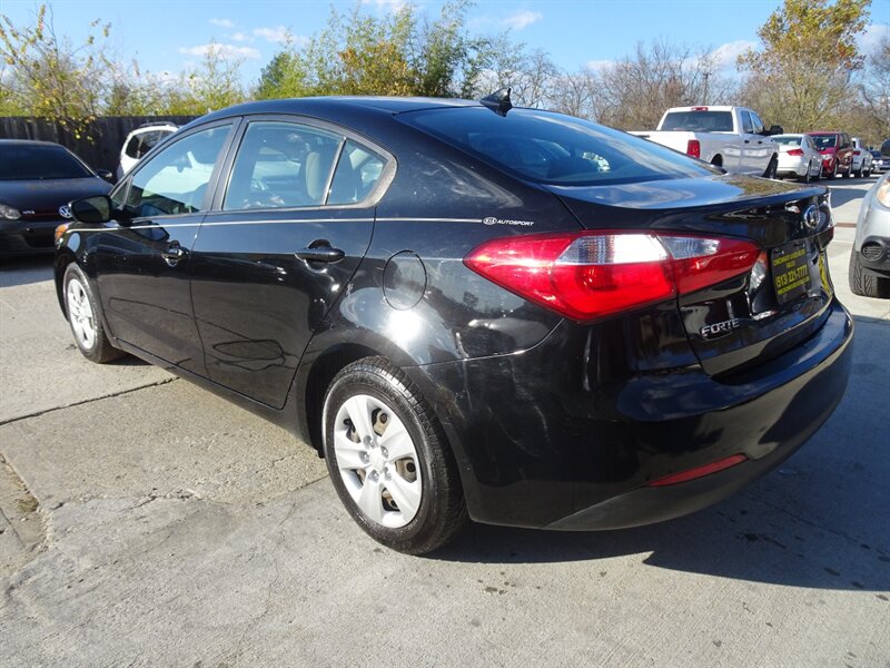 2016 Kia Forte LX  I4 FWD - Photo 8 - Cincinnati, OH 45255