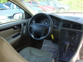 2001 Volvo V70   - Photo 6 - Cincinnati, OH 45255