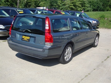 2001 Volvo V70   - Photo 5 - Cincinnati, OH 45255