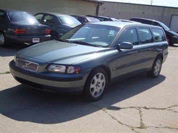 2001 Volvo V70   - Photo 3 - Cincinnati, OH 45255