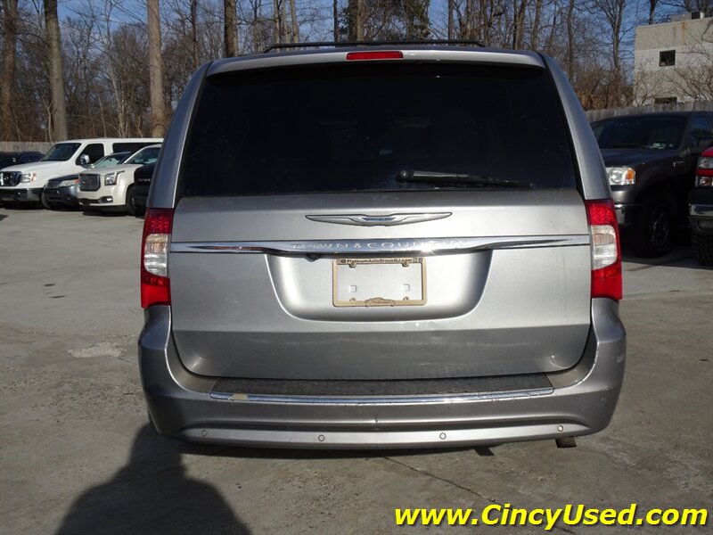2014 Chrysler Town & Country Touring-L - Photo 7 - Cincinnati, OH 45255