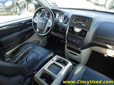 2014 Chrysler Town & Country Touring-L - Photo 14 - Cincinnati, OH 45255