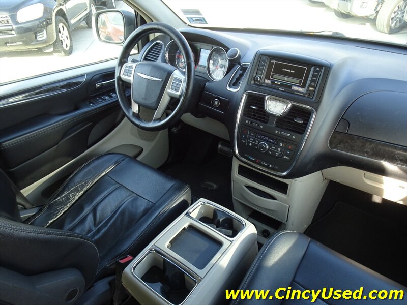 2014 Chrysler Town & Country Touring-L - Photo 14 - Cincinnati, OH 45255