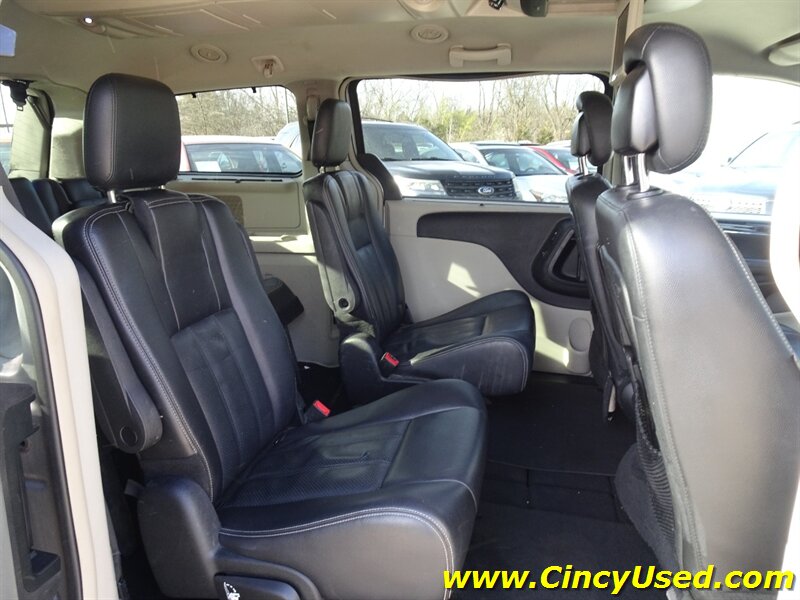 2014 Chrysler Town & Country Touring-L - Photo 15 - Cincinnati, OH 45255