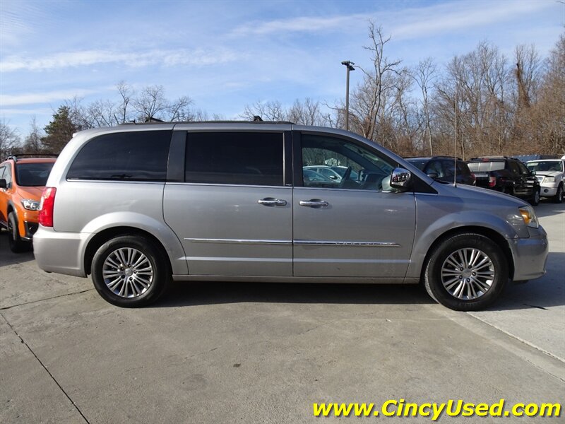2014 Chrysler Town & Country Touring-L - Photo 4 - Cincinnati, OH 45255
