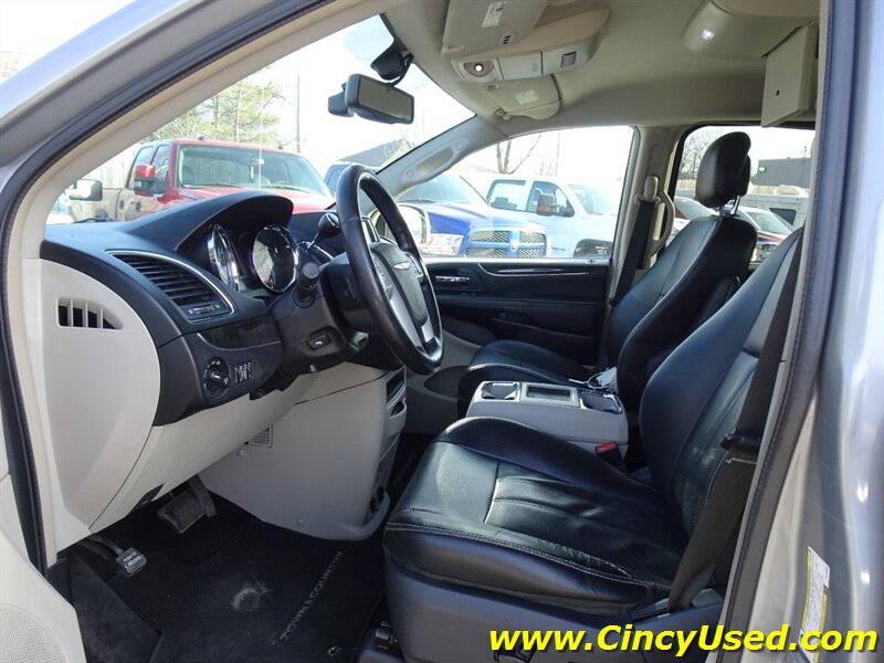 2014 Chrysler Town & Country Touring-L - Photo 10 - Cincinnati, OH 45255
