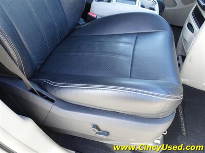 2014 Chrysler Town & Country Touring-L - Photo 31 - Cincinnati, OH 45255