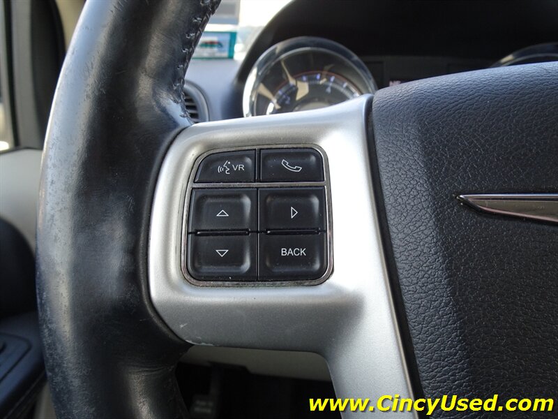 2014 Chrysler Town & Country Touring-L - Photo 22 - Cincinnati, OH 45255