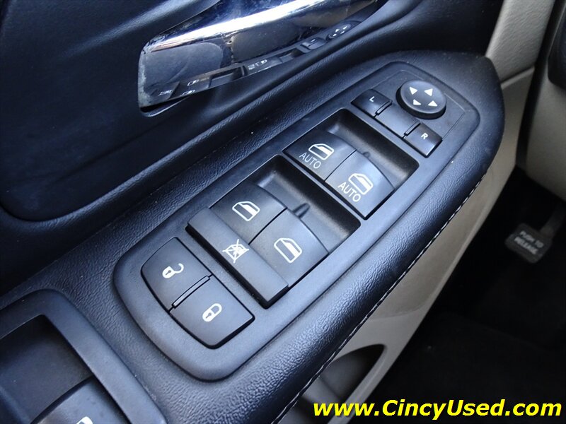 2014 Chrysler Town & Country Touring-L - Photo 25 - Cincinnati, OH 45255