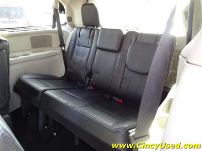 2014 Chrysler Town & Country Touring-L - Photo 13 - Cincinnati, OH 45255