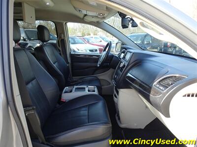 2014 Chrysler Town & Country Touring-L - Photo 16 - Cincinnati, OH 45255