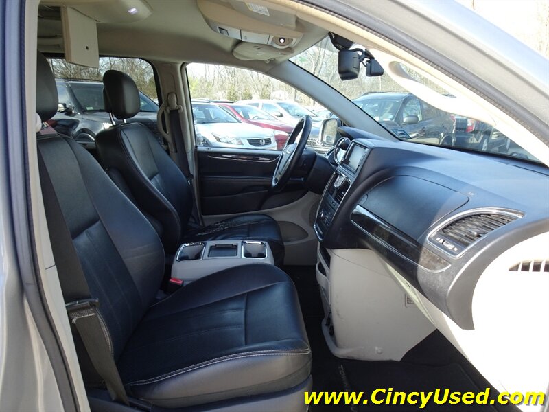 2014 Chrysler Town & Country Touring-L - Photo 16 - Cincinnati, OH 45255