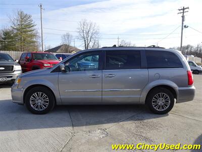 2014 Chrysler Town & Country Touring-L - Photo 8 - Cincinnati, OH 45255