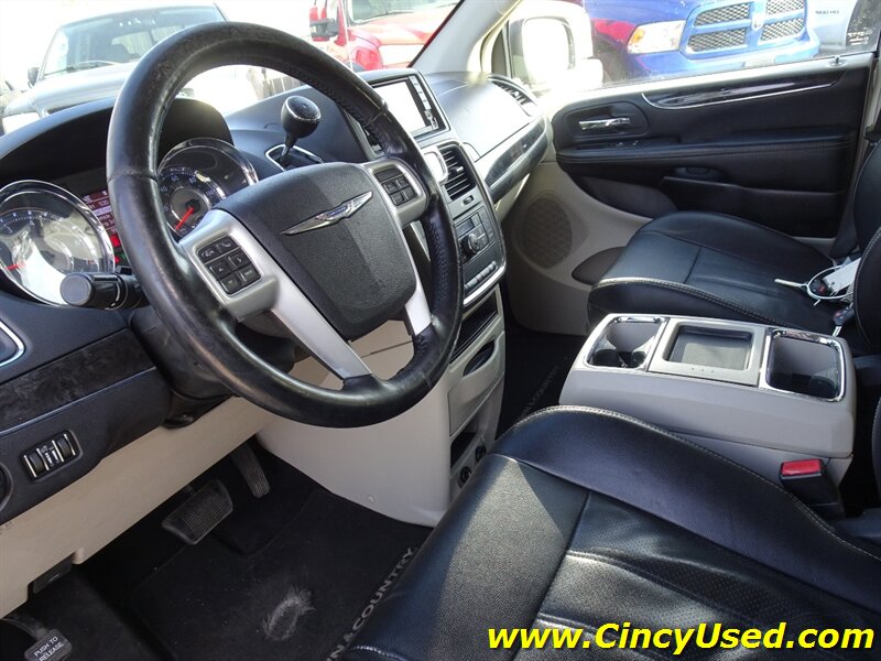 2014 Chrysler Town & Country Touring-L - Photo 11 - Cincinnati, OH 45255