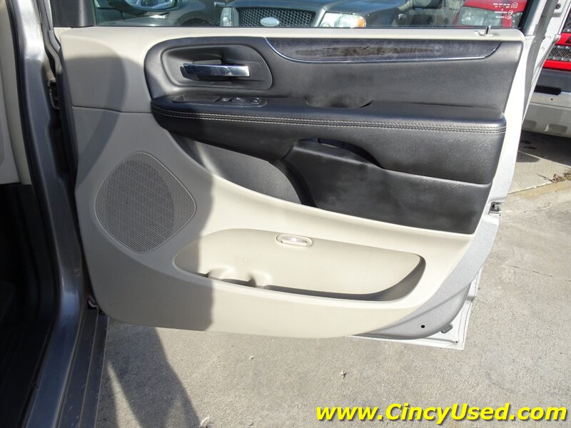 2014 Chrysler Town & Country Touring-L - Photo 29 - Cincinnati, OH 45255