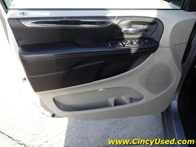 2014 Chrysler Town & Country Touring-L - Photo 28 - Cincinnati, OH 45255