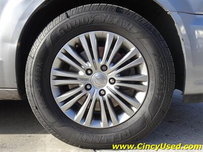 2014 Chrysler Town & Country Touring-L - Photo 32 - Cincinnati, OH 45255