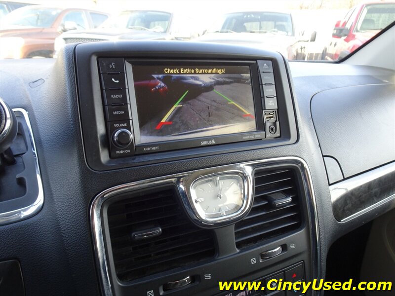 2014 Chrysler Town & Country Touring-L - Photo 18 - Cincinnati, OH 45255