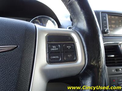 2014 Chrysler Town & Country Touring-L - Photo 23 - Cincinnati, OH 45255