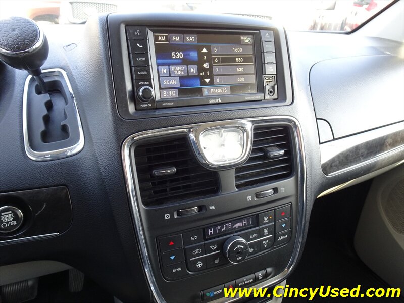 2014 Chrysler Town & Country Touring-L - Photo 17 - Cincinnati, OH 45255