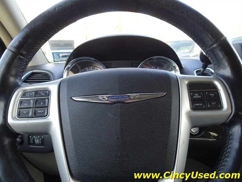 2014 Chrysler Town & Country Touring-L - Photo 21 - Cincinnati, OH 45255