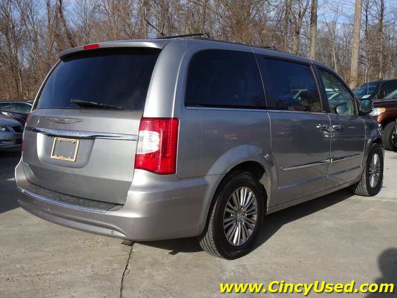 2014 Chrysler Town & Country Touring-L - Photo 6 - Cincinnati, OH 45255
