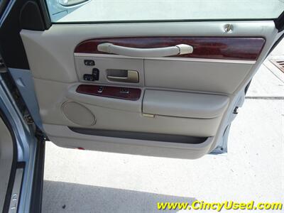 2005 Lincoln Town Car Signature Limited   - Photo 31 - Cincinnati, OH 45255