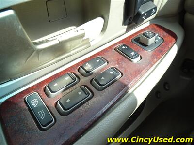 2005 Lincoln Town Car Signature Limited   - Photo 25 - Cincinnati, OH 45255