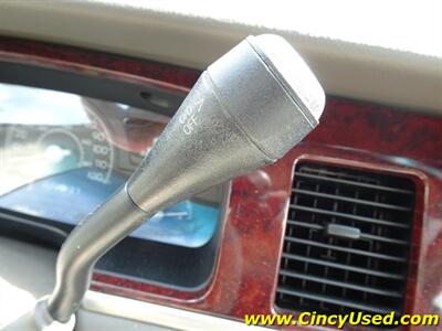 2005 Lincoln Town Car Signature Limited   - Photo 19 - Cincinnati, OH 45255