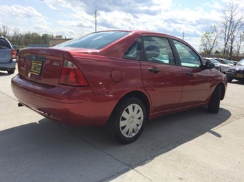 2005 Ford Focus ZX4 SE   - Photo 13 - Cincinnati, OH 45255