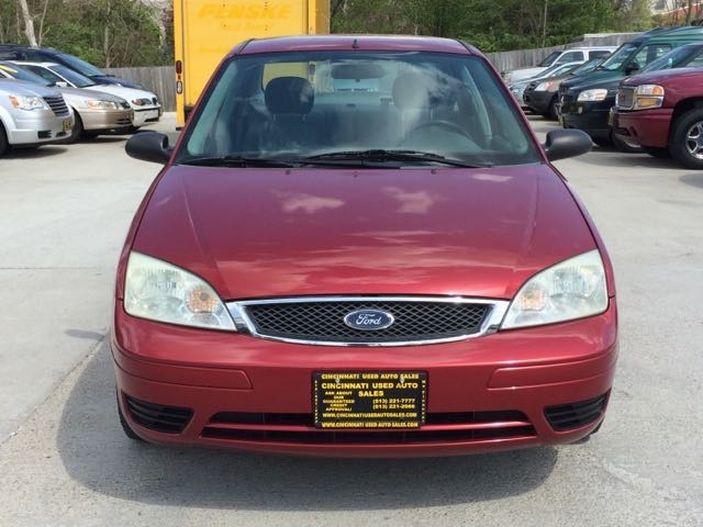 2005 Ford Focus ZX4 SE   - Photo 2 - Cincinnati, OH 45255